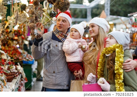 Family buying Christmas decorations 70281025