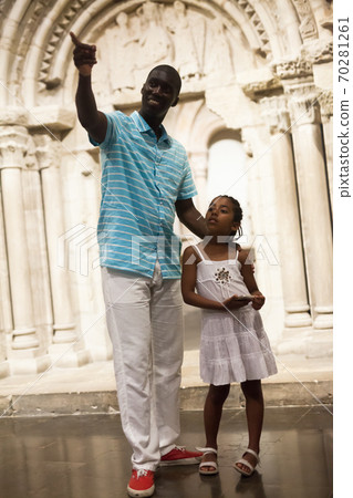 Father and daughter at hall of museum 70281261