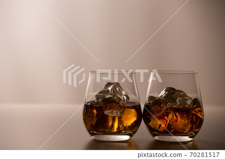 一副眼鏡的威士忌 70281517