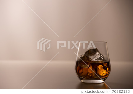 一杯威士忌 一杯威士忌 70282123
