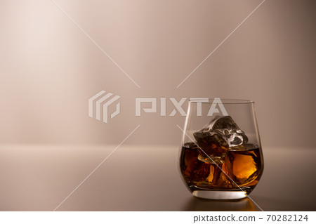 一杯威士忌 70282124