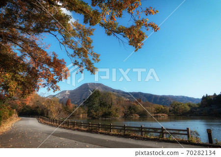 Autumn scenery overlooking Mishima Pond and Mt. Ibuki in Maibara City, Shiga Prefecture 70282134