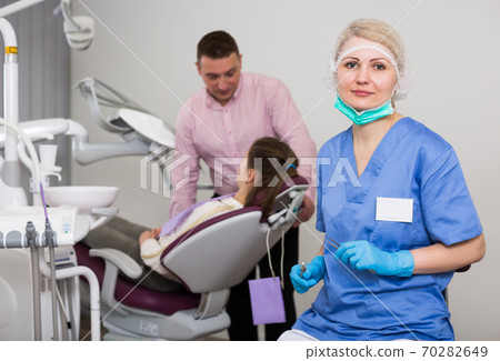Female dentist in dentistry Female dentist in dentistry 70282649