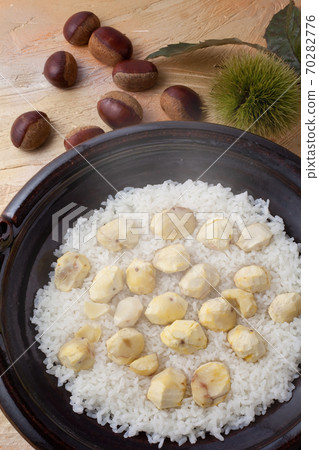Freshly cooked chestnut rice Freshly cooked chestnut rice 70282776