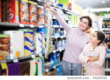 Family shopping for breakfast cereal 70284592