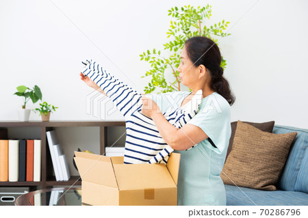 不良產品到貨時遇到麻煩的高級婦女 70286796