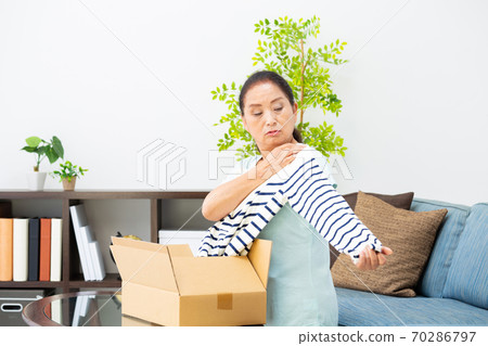 Senior women who are in trouble when defective products arrive 70286797