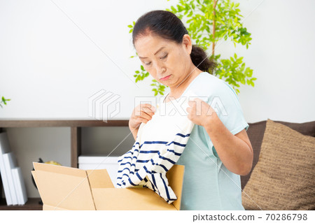 Senior women who are in trouble when defective products arrive 70286798