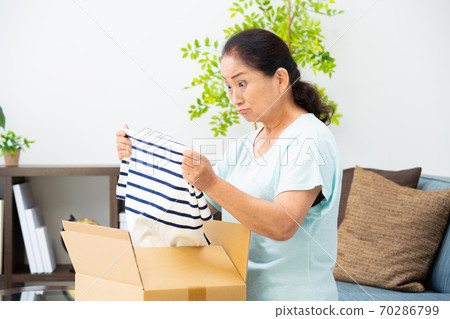 Senior women who are in trouble when defective products arrive 70286799