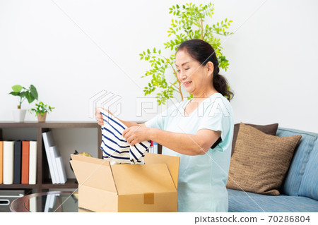 在線購物的高級女子 在線購物的高級女子 70286804