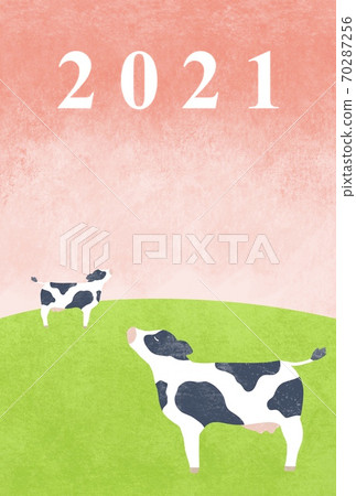 牛站在牧場上的新年賀卡插圖 70287256