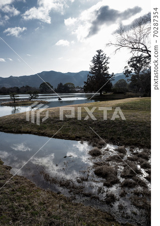 Daikakuji Monzeki, Osawa Pond quietly filled with water under the cold sky in early spring, and winter clouds reflected in "Heian Water Supply" Daikakuji Monzeki, Osawa Pond quietly filled with water under the cold sky in early spring, and winter clouds reflected in "Heian Water Supply" 70287354