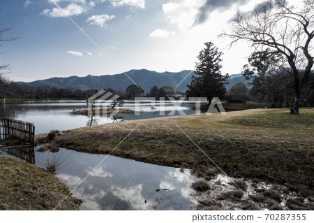 Daikakuji Monzeki, Osawa Pond quietly filled with water under the cold sky in early spring, and winter clouds reflected in "Heian Water Supply" Daikakuji Monzeki, Osawa Pond quietly filled with water under the cold sky in early spring, and winter clouds reflected in "Heian Water Supply" 70287355