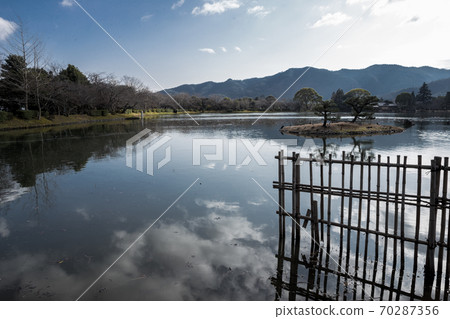 Daikakuji Monzeki, winter clouds reflected in Osawa Pond, which is quietly filled with water under the cold sky in early spring Daikakuji Monzeki, winter clouds reflected in Osawa Pond, which is quietly filled with water under the cold sky in early spring 70287356