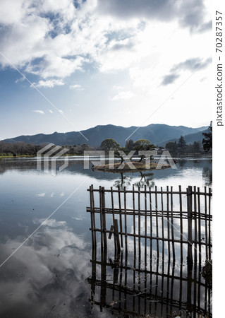 Daikakuji Monzeki, winter clouds reflected in Osawa Pond, which is quietly filled with water under the cold sky in early spring Daikakuji Monzeki, winter clouds reflected in Osawa Pond, which is quietly filled with water under the cold sky in early spring 70287357