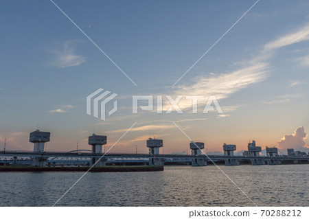 Yodogawa Great Barrier in the evening seen from the upstream side of the left bank of the Yodogawa 70288212