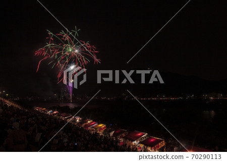 [Gifu prefecture Gifu city] fireworks display of Nagara River 70290113