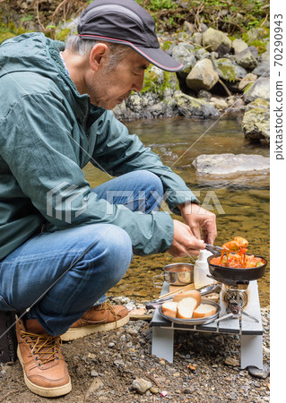 Middle-aged solo camp Middle-aged solo camp 70290943