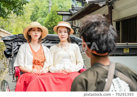 婦女和朋友在由布院女童之旅中享受人力車[9月] [照片合作人力車Ebisuya] 70291393