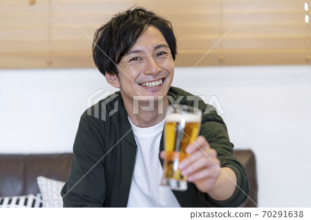 男性戴著眼鏡的在線酒會的形象 70291638