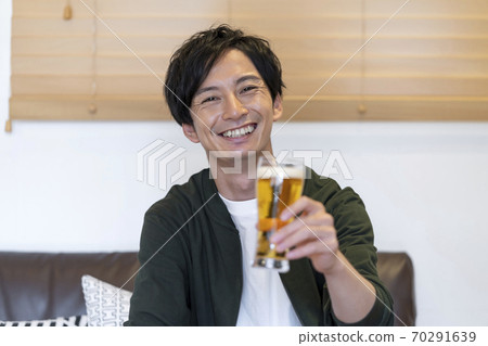 男性戴著眼鏡的在線酒會的形象 70291639