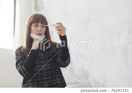 Is it a corona that measures heat? Is it influenza? Anxious woman 70291781