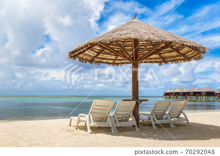 Sunbed and umbrella in the Maldives 70292048