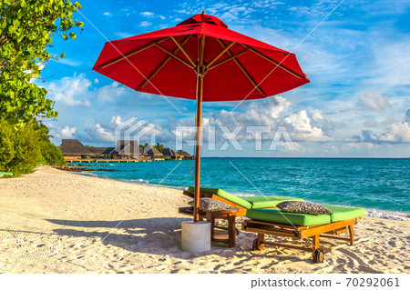 Sunbed and umbrella in the Maldives 70292061