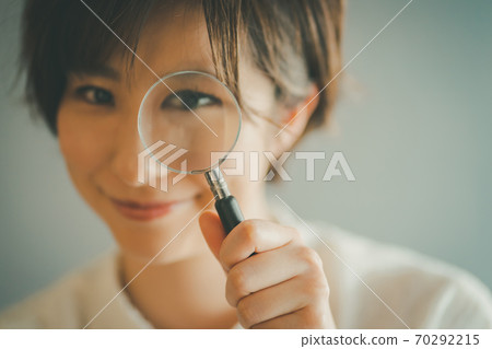 Alasar girls looking through a magnifying glass 70292215