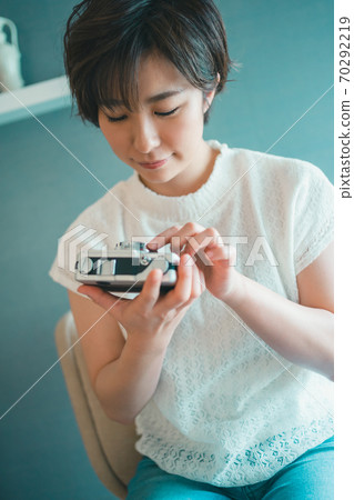 相機女孩玩相機光圈 70292219