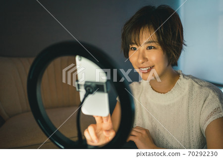 一個通過智能手機環形燈現場直播SNS的女人 70292230