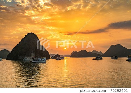 Sunset in Halong bay, Vietnam Sunset in Halong bay, Vietnam 70292401