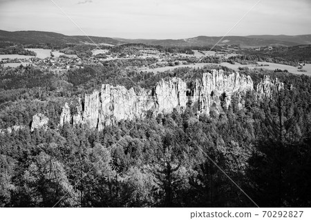 Monumental sandstone ridge 70292827