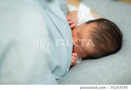 新生嬰兒母乳喂養 70293595