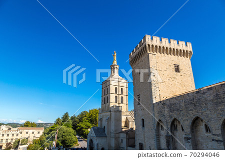 Cathedral and Papal palace in Avignon 70294046