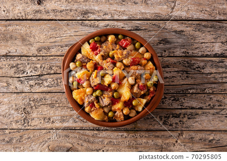 Ropa vieja food in bowl on rustic wooden table Ropa vieja food in bowl on rustic wooden table 70295805