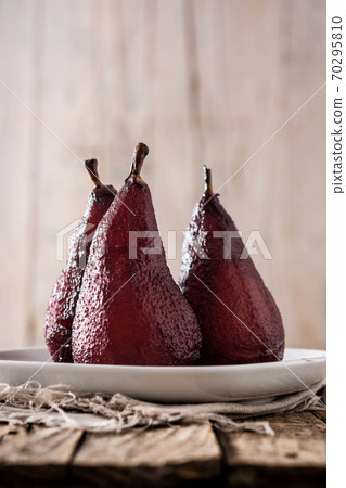 Poached pears in red wine Poached pears in red wine 70295810