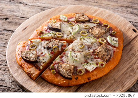 Autumn pumpkin pizza with vegetables 70295867