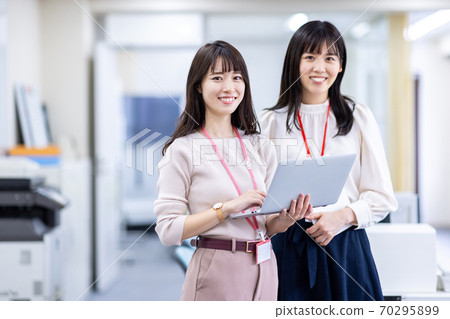 Female team business Female team business 70295899