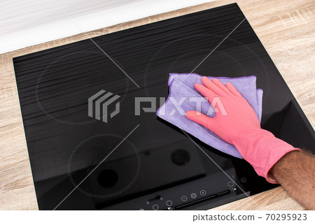 Cleaning a black electric induction cooktop Cleaning a black electric induction cooktop 70295923