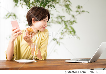 一個女人在咖啡館休息時工作 70296113
