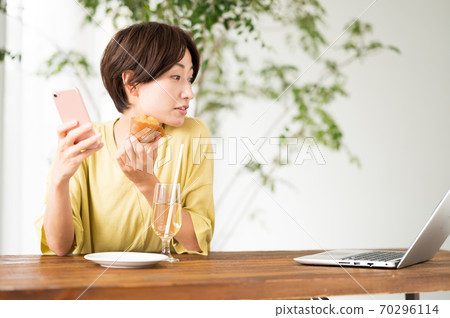 一個女人在咖啡館休息時工作 一個女人在咖啡館休息時工作 70296114