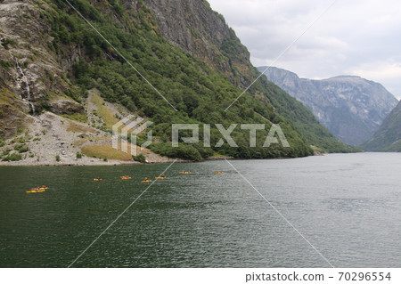 乘獨木舟從格德旺根(Gdvangen)享受挪威之間的松恩峽灣(Sognefjord) 乘獨木舟從格德旺根(Gdvangen)享受挪威之間的松恩峽灣(Sognefjord) 70296554