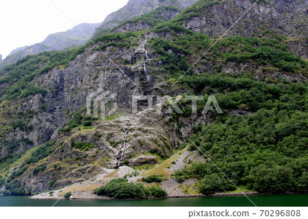 在挪威Fromm和Gudvangen之間的Sognefjord遊輪上欣賞瀑布等動感風景 70296808