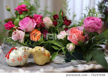 兩人擦臉頰,牛志坤 兩人擦臉頰,牛志坤 70297686