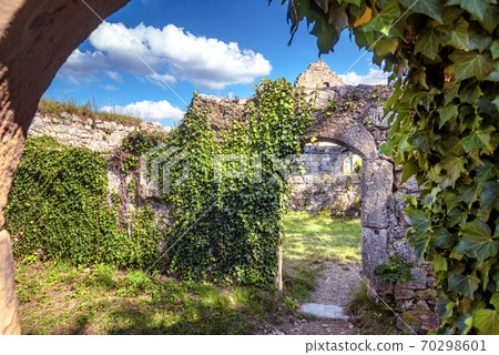 Hohenurach Castle in old town of Bad Urach, Germany. Overgrown with ivy ruins of this medieval castle is landmark of Baden-Wurttemberg. 70298601