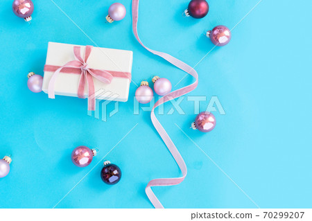 Christmas flat lay scene with golden decorations Christmas flat lay scene with golden decorations 70299207