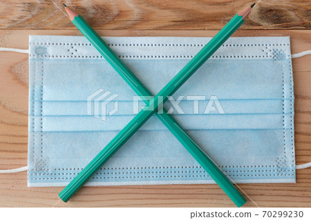 Disposable masks with two crossed pencils back to school Disposable masks with two crossed pencils back to school 70299230