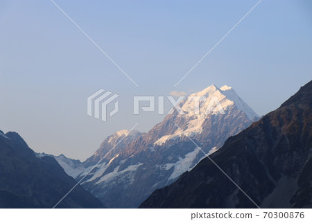 Mount Cook (New Zealand) seen from Hermitage Mount Cook (New Zealand) seen from Hermitage 70300876