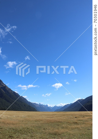 Eglinton Valley on the Great Plains, carved by glaciers 70301946